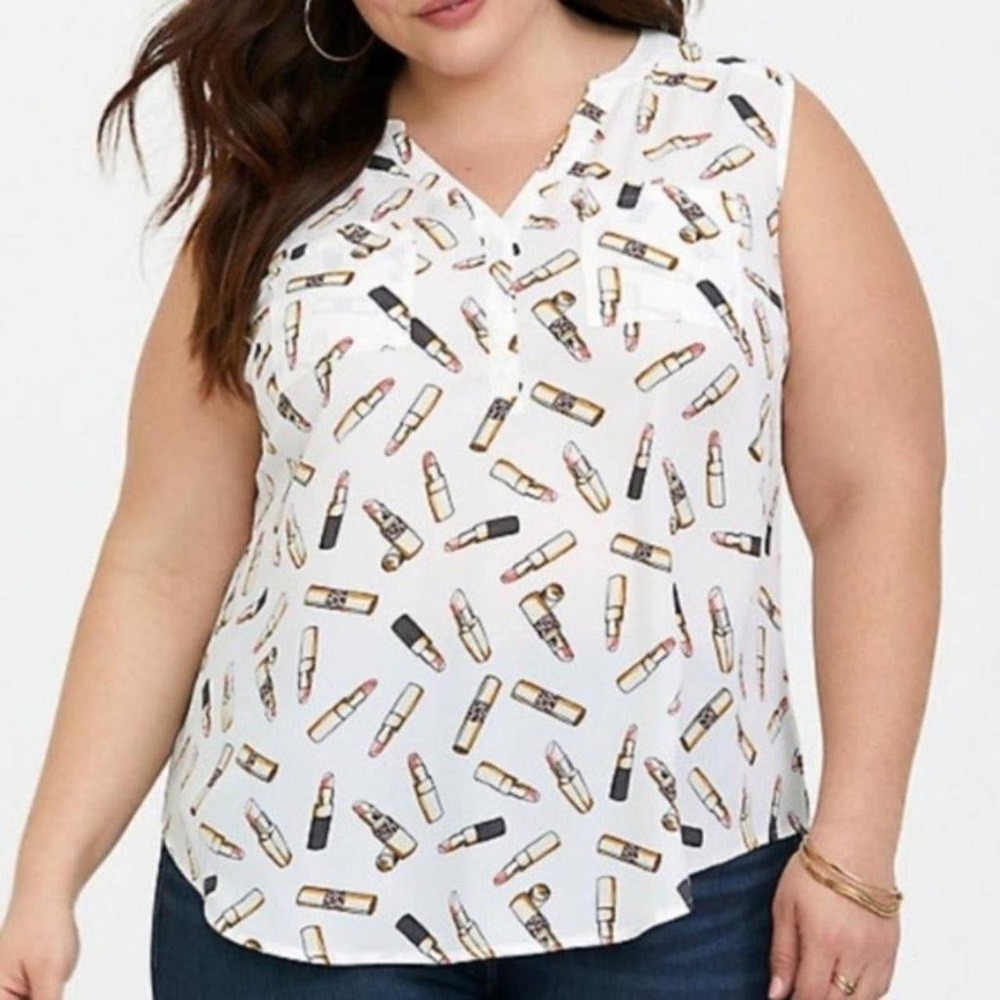 Torrid Harper Blouse Womens 4 Plus White Lipstick Print Sleeveless Georgette Top